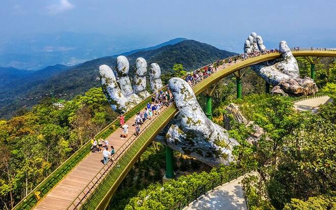 A Ponte Dourada é ponto turístico requisitado em Da Nang. Foto: Bao Nhan Dan/Reprodução