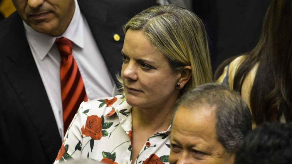 Gleisi Hoffmann diz que 'dispensa' o 'perdão' de Edir Macedo a Lula Gleisi Hoffmann diz que 'dispensa' o 'perdão' de Edir Macedo a Lula