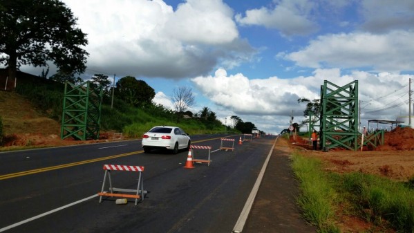 Passarela sobre rodovia atende novos bairros em Marília