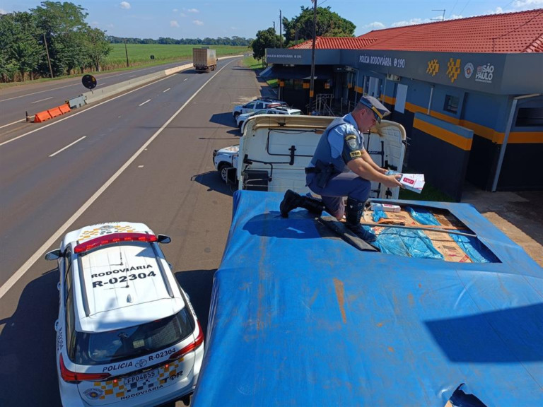 Rota caipira - Veículo da Argentina é flagrado com cigarros do Paraguai na região