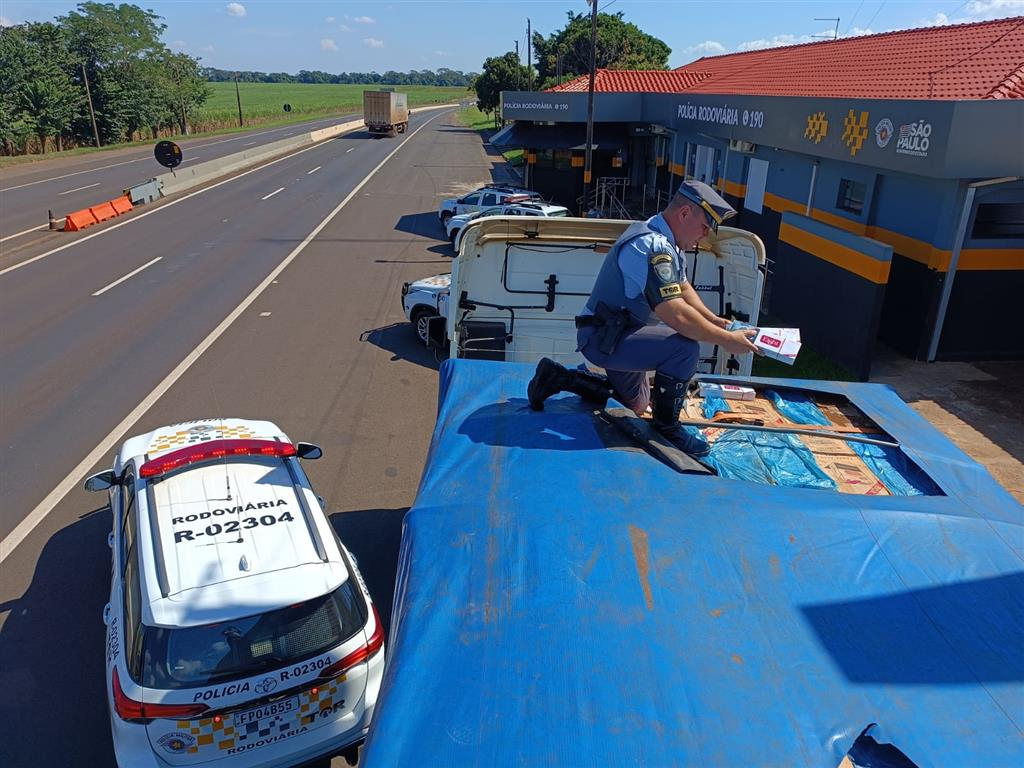 Rota caipira - Veículo da Argentina é flagrado com cigarros do Paraguai na região