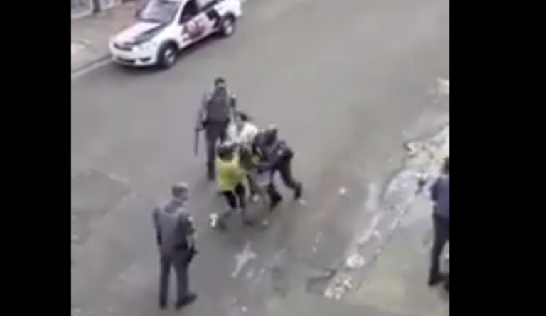 Vídeo mostra agressão de policial a moradores; PM de Marília apura Vídeo mostra agressão de policial a moradores; PM de Marília apura