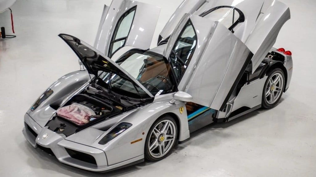 Ferrari Enzo com 300 km rodados e plásticos de proteção vai a leilão