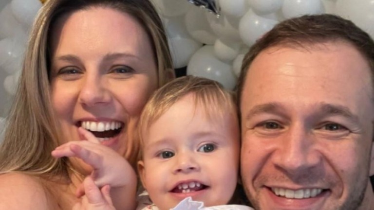 "Está se recuperando super bem", diz esposa de Leifert sobre a filha