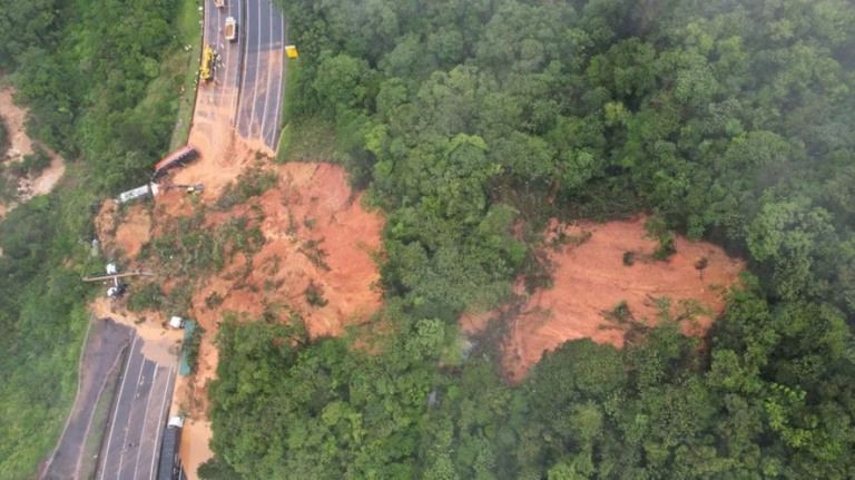 Deslizamento no Paraná: equipes seguem buscas pelo quarto dia seguido