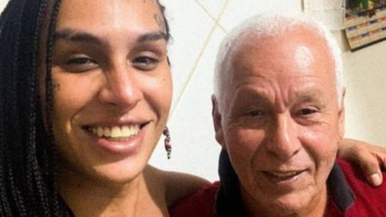 Morre pai de Linn da Quebrada; cantora se reaproximou antes do 'BBB'