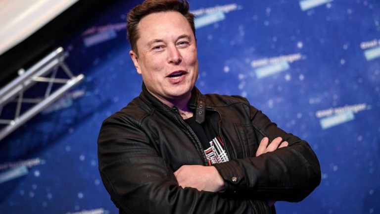 Elon Musk quer cortar 10% dos empregos na Tesla e pausa contratações