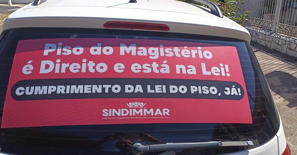 Servidores lançam adesivaço pelo piso do magistério em Marília