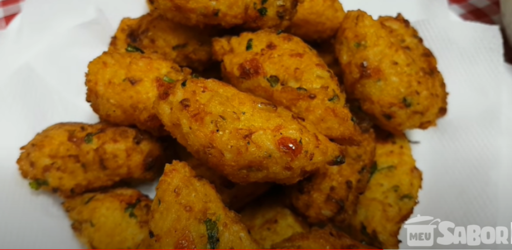 Bolinho de arroz tradicional feito na colher