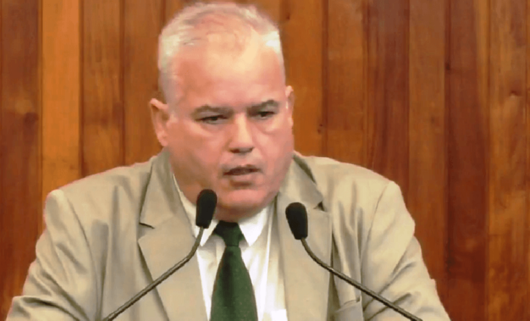 Eduardo Nascimento vence presidência da Câmara em racha na base do prefeito