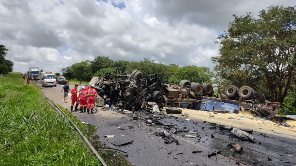 Acidente com carretas deixa um morto e congestiona BR-153 no domingo