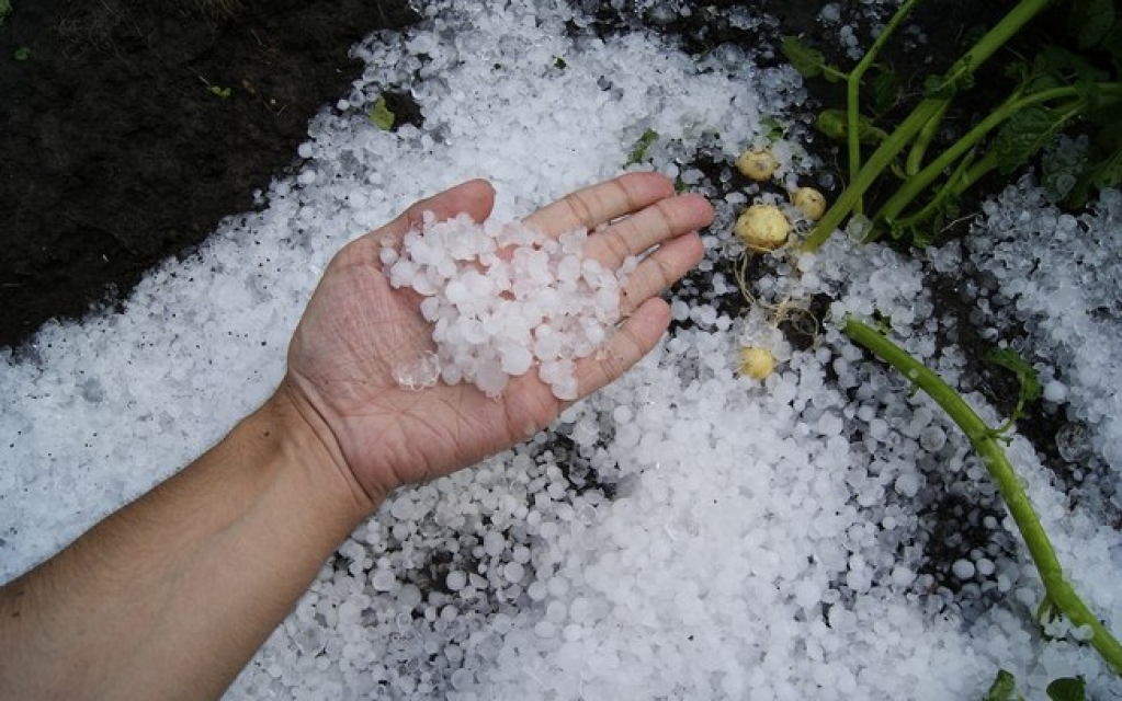 Tempestades e chuva de granizo deixam Belo Horizonte em alerta