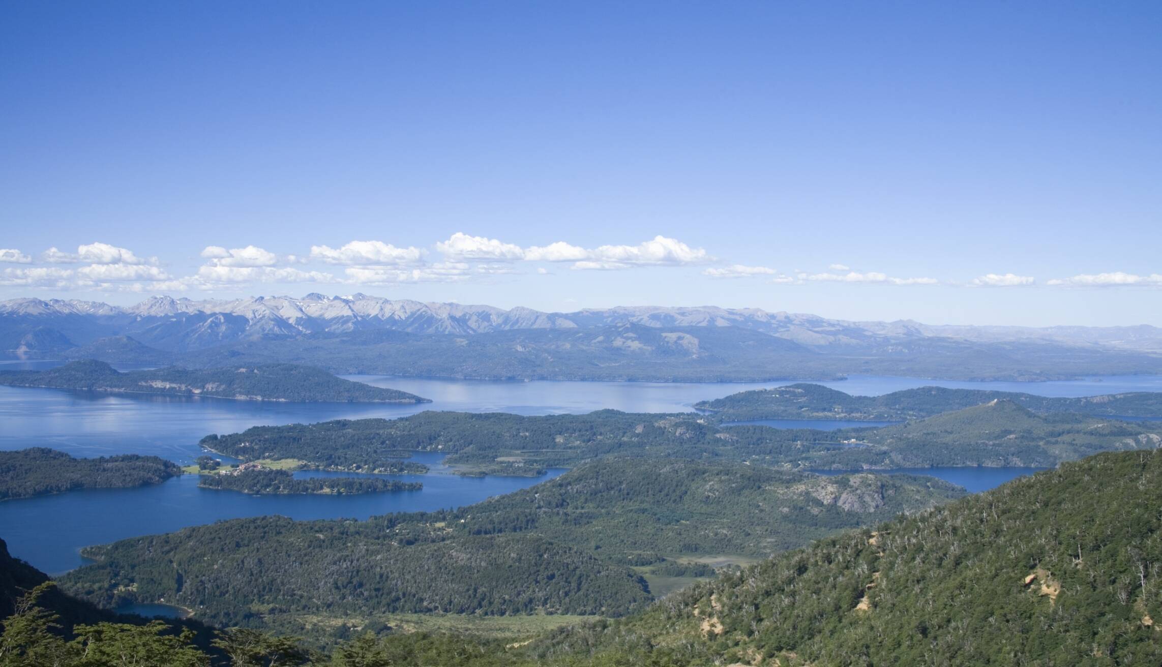 Em agosto, Bariloche ainda tem bastante neve, mas os preços estão mais baixos. Foto: Getty