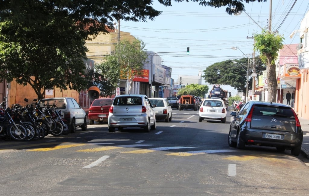 Trânsito elimina lombadas e ganha semáforos em Marília