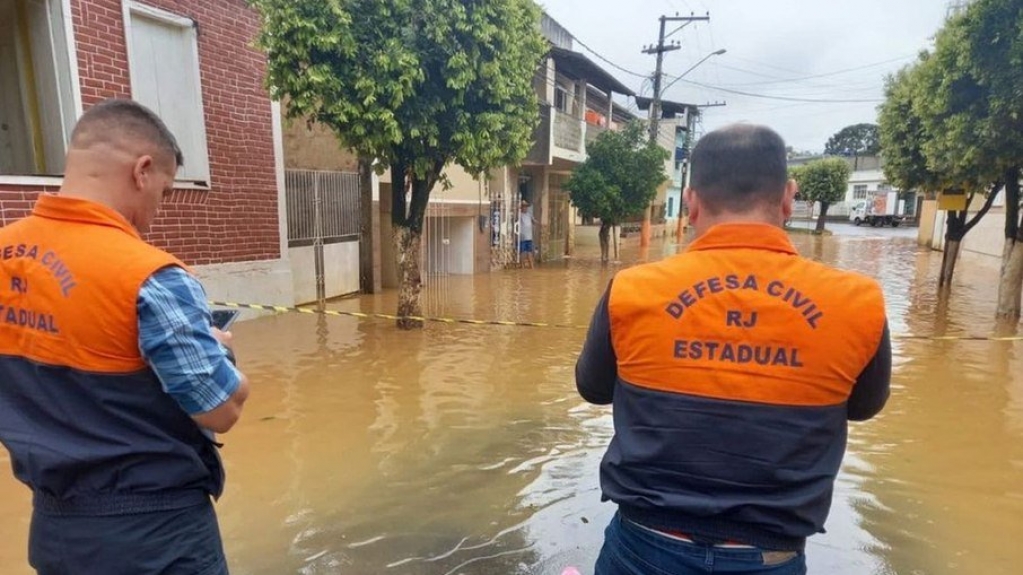 Chuvas no Rio desalojam 2 mil pessoas e provocam inundações