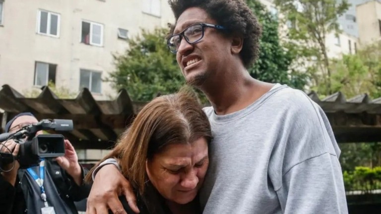 Paulo Pinto/Agência Brasil – 18/04/2024 Após passar dois dias preso, o professor de educação física Clayton Ferreira Gomes dos Santos deixou na tarde desta quinta-feira (18), o 26º Distrito Policial (