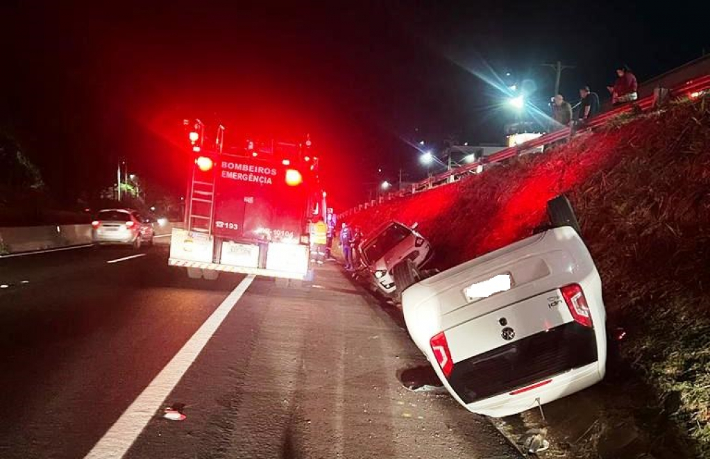 Acidente entre dois veículos no Contorno tem capotamento em Marília