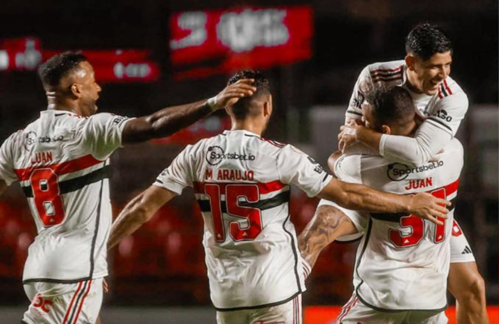 São Paulo vence o Coritiba com time reserva em noite de chuva no Morumbi