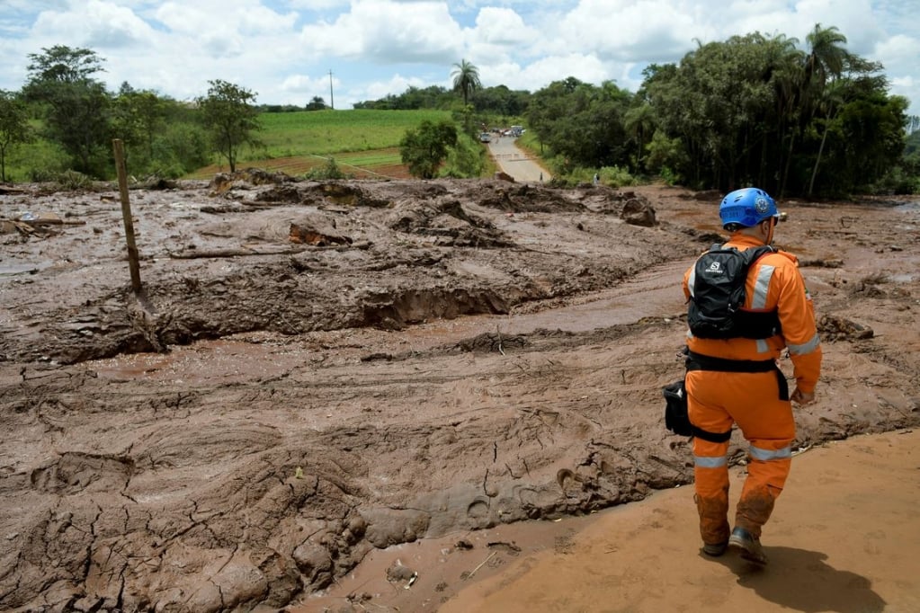 Risco de novo rompimento causa alerta e prejudica buscas em Brumadinho