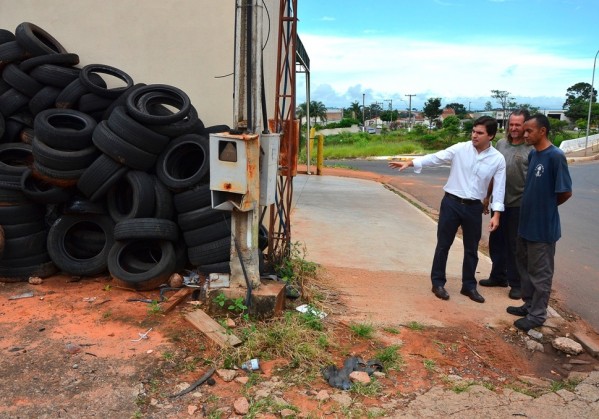 Prefeito acompanha vistoria e flagra focos de mosquitos