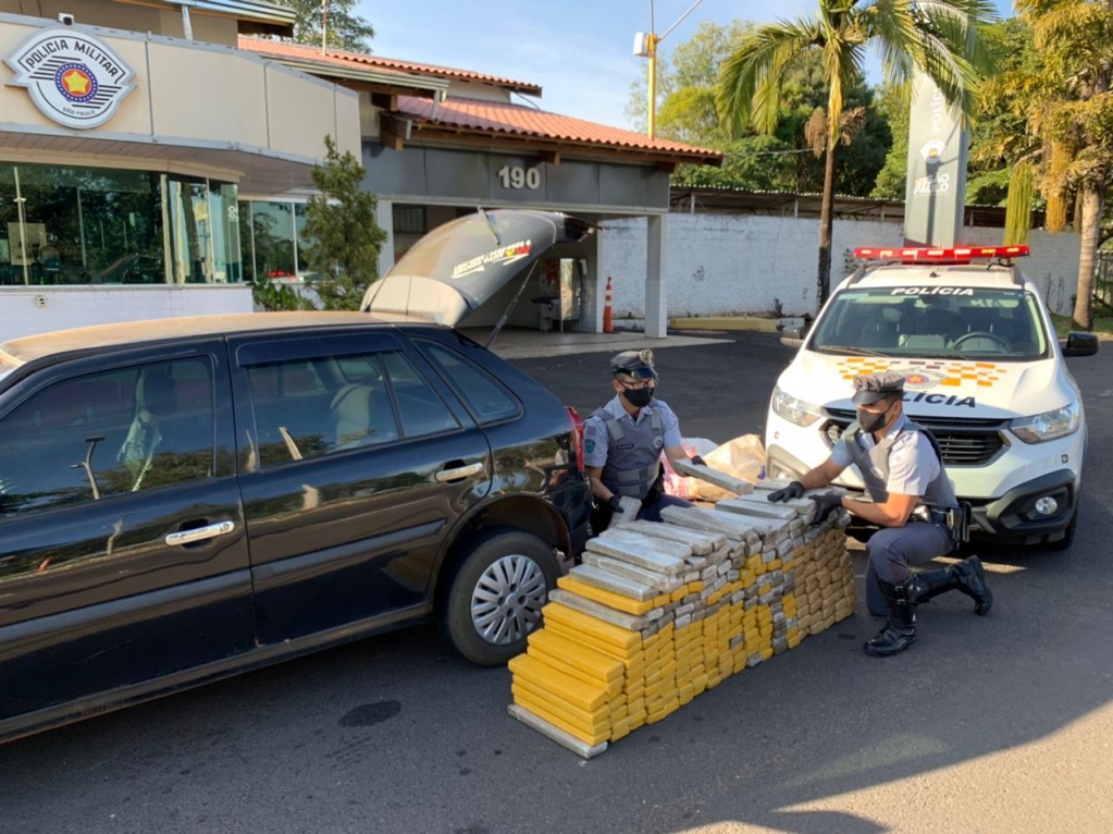 Polícia apreende carga de maconha após fuga e perseguição em rodovia de Marília Polícia apreende carga de maconha após fuga e perseguição em rodovia de Marília