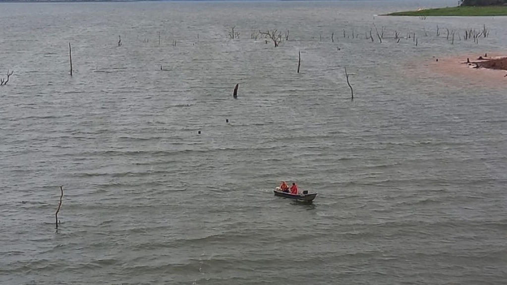 Dois homens desaparecem após barco naufragar em represa no Paraná Dois homens desaparecem após barco naufragar em represa no Paraná