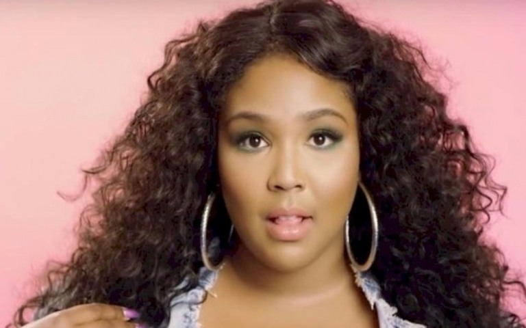 Lizzo alcança o TOP 10 global do Spotify com "About Damn Time"