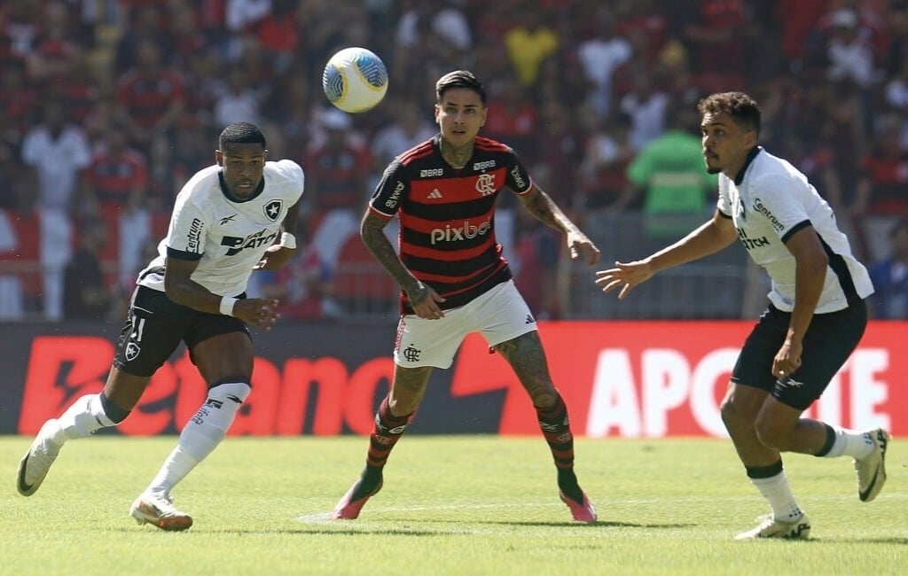 Botafogo vence o Flamengo em clássico emocionante no Maracanã é assume a liderança do Brasileirão