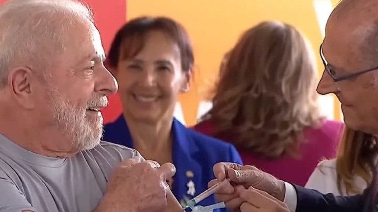 Campanha nacional de vacinação: Lula é vacinado por Alckmin