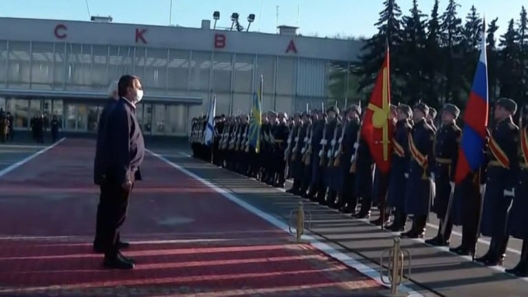 Na véspera do encontro com Putin, Bolsonaro faz passeio pelo Kremlin