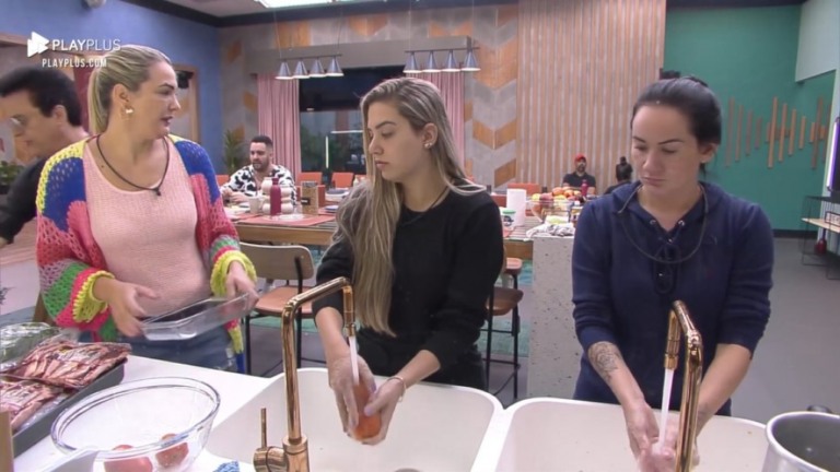 "Energia pesada", comenta Karol Menezes sobre semana no 'Power Couple' "Energia pesada", comenta Karol Menezes sobre semana no 'Power Couple'