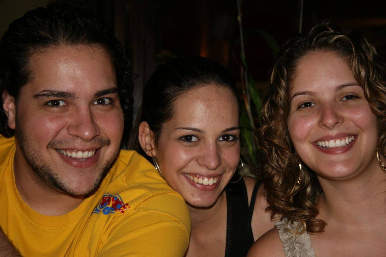 Tiago Abravanel e as irmãs. Foto: Arquivo pessoal