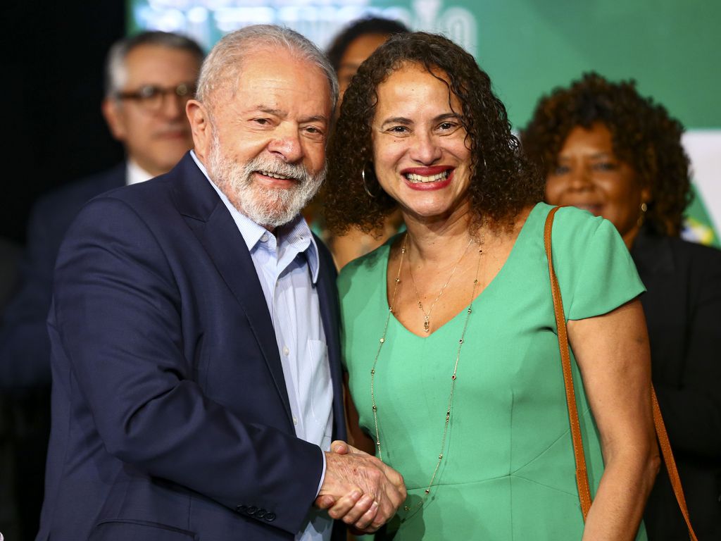 O presidente eleito, Luiz Inácio Lula da Silva, e a futura ministra da Ciência e Tecnologia, Luciana Santos, durante anúncio de novos ministros que comporão o governo.. Foto: Marcelo Camargo/Agência Brasil - 22.12.2022