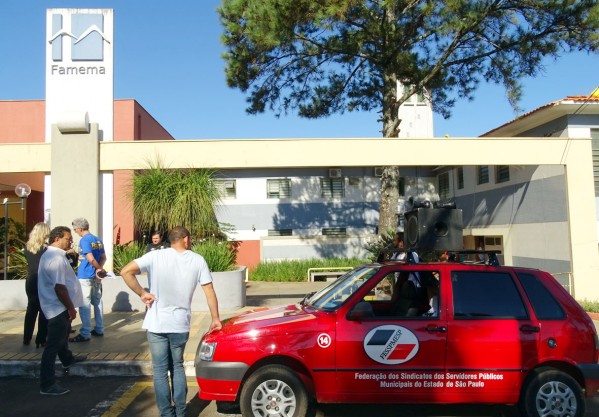 Antes do “abraço ao hospital” carro de som criticou políticos e pediu valorização de funcionários