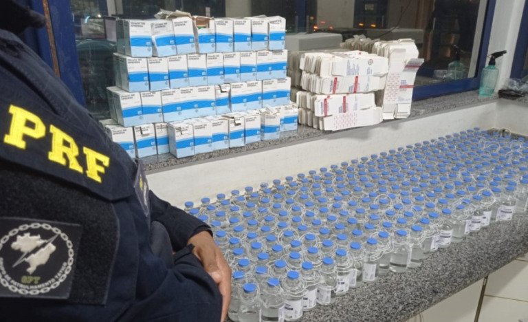 Casal é flagrado com carga ilegal de remédios importados na BR-153