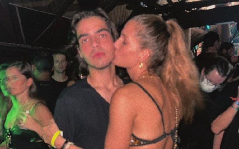 Filho de Faustão, João Silva posta foto ganhando beijo da namorada