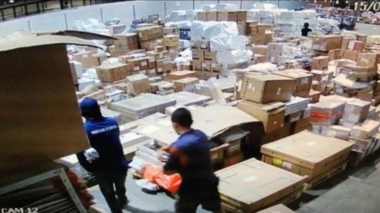Grupo rouba carga de R$ 3,4 milhões em celulares no Galeão