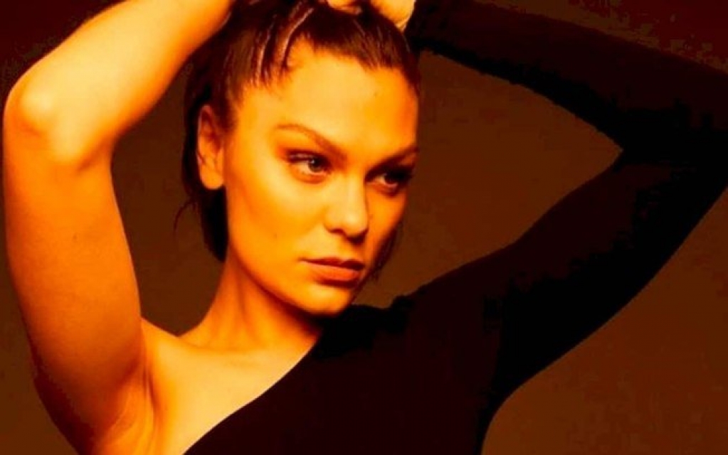 Jessie J está de volta aos estúdios após demitir empresário e descartar álbum pronto Jessie J está de volta aos estúdios após demitir empresário e descartar álbum pronto