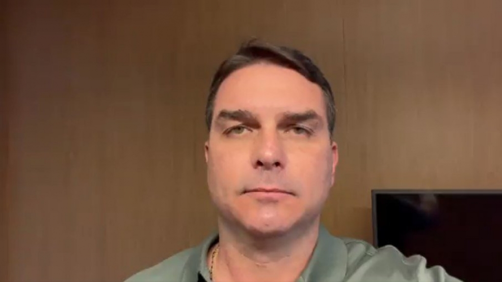 Flavio Bolsonaro alfineta PDT por mudar rumo na PEC: "se lixando para os pobres"