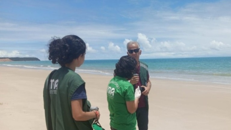 Reprodução/Governo de Alagoas Funcionários do IMA analisam água do mar de Alagoas em possível caso de Maré Vermelha