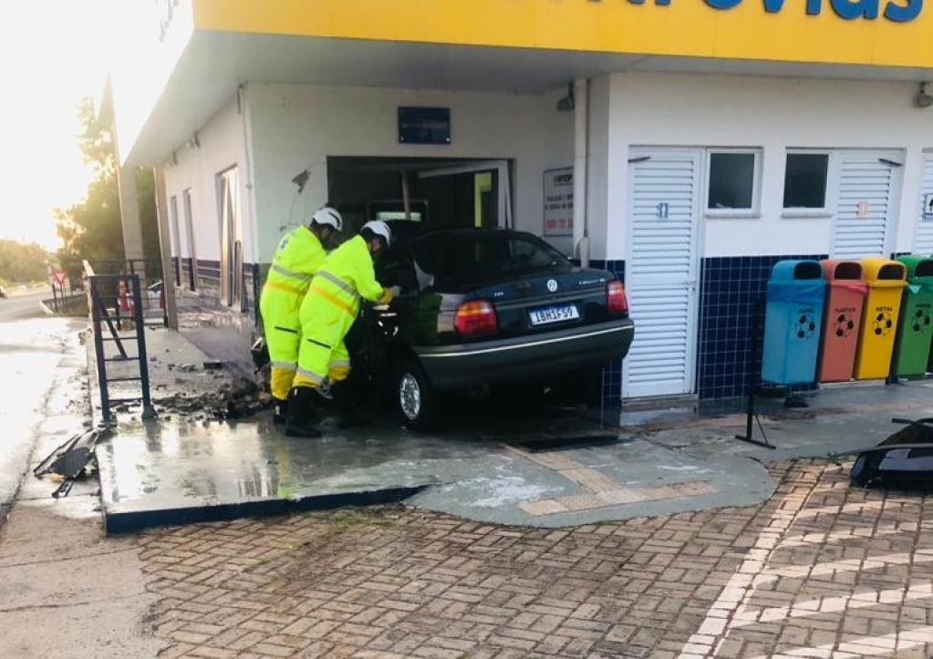 Carro atinge base de apoio e homem de 63 anos morre na SP-333 em Marília