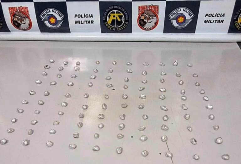 PM apreende cem porções de crack após suspeita por moto sem placa
