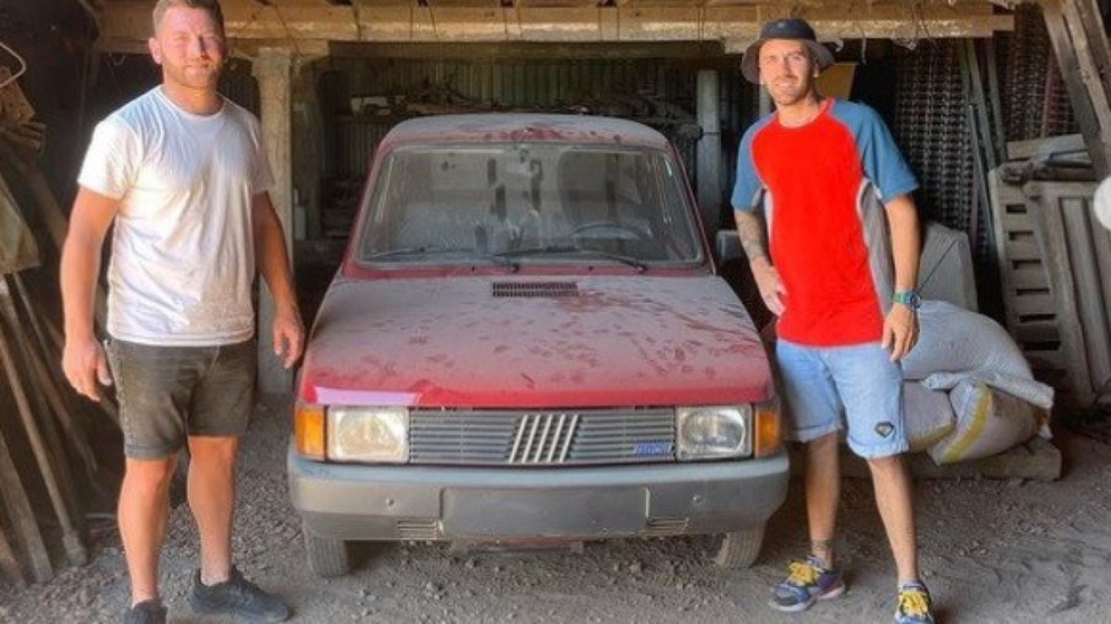 Fiat 147 abandonado e sem uso é encontrado depois de 35 anos