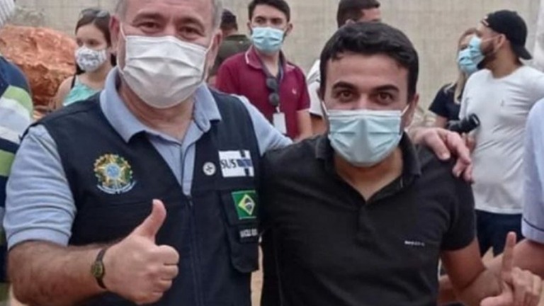 Vereador faz "L" de Lula em foto com Queiroga na Paraíba