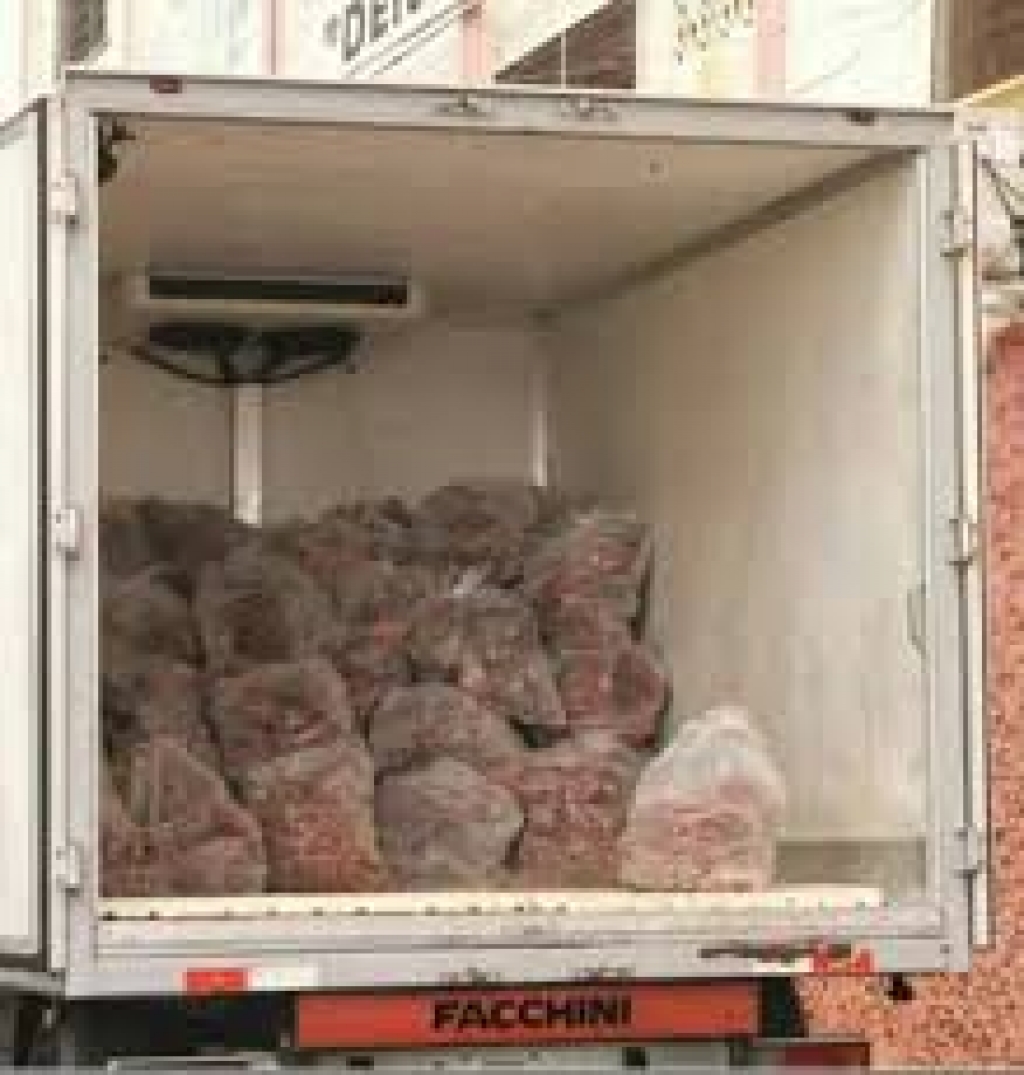 Transporte de carne na Cozinha Piloto de Marília