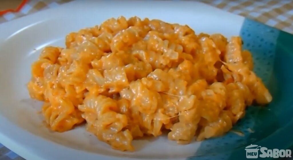 Macarrão na panela de pressão, um baita almoção super rápido de fazer! Ótimo para a correria do dia-a-dia!