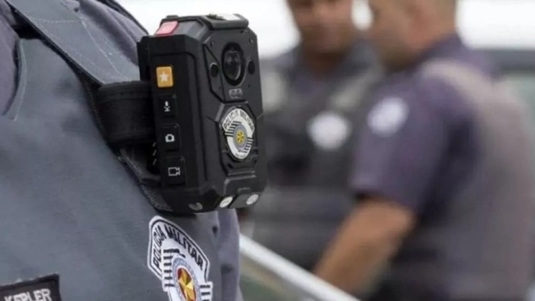 Governo de SP/Divulgação Câmera corporal em uniforme de policial militar de São Paulo