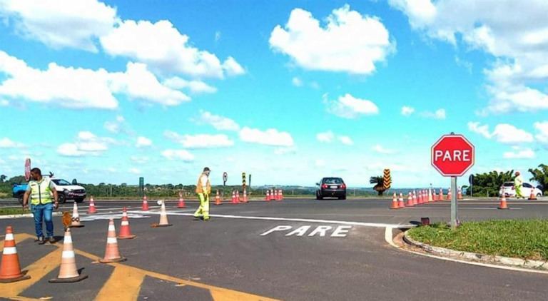 Rodovia ganha sinalização e sonorizadores em trecho de risco em Oriente