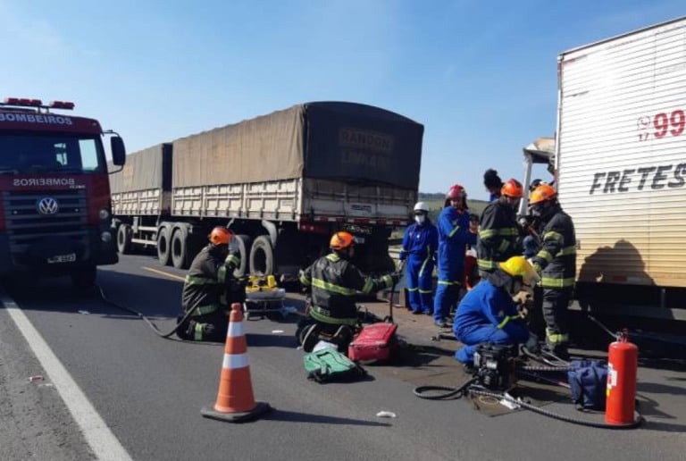 Acidente entre caminhão e bitrem provoca morte e interdições na BR-153