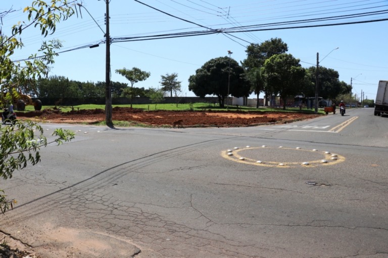 Acesso para bairro Figueirinha ganha rotatória na zona norte de Marília